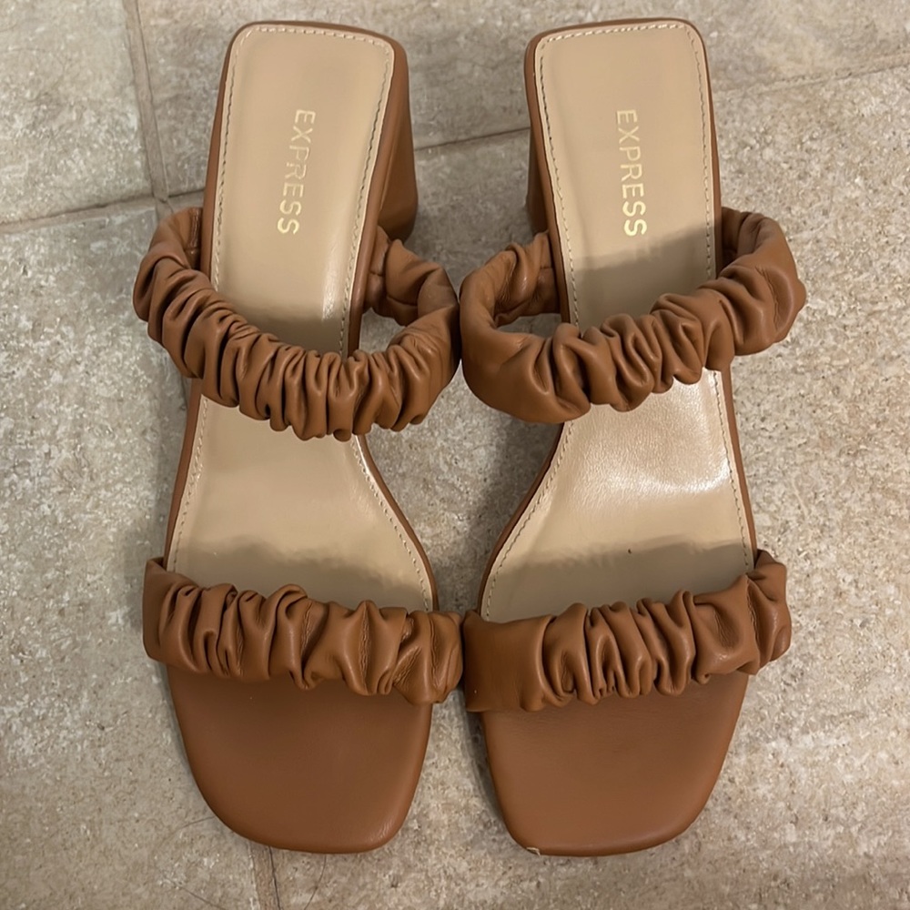 Express Heels - Picture 2 of 6